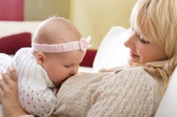 الرضاعة الطبيعية لعامين كاملين تقي الأم من سرطان الثدي