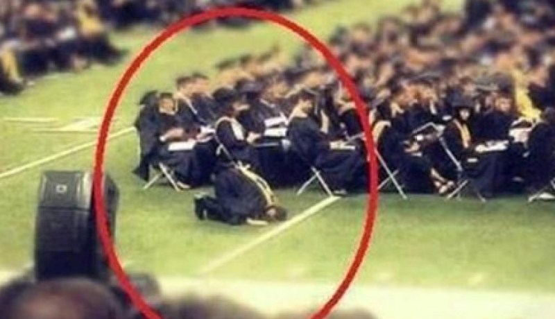 طالب مسلم ينقطع عن حفل تخرج بأمريكا لأداء الصلاة