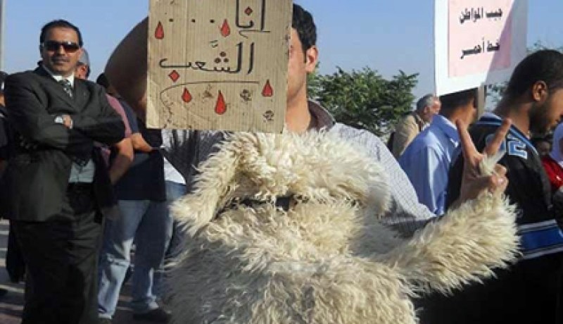 معارض أردني يتنكر بزي خروف اعتراضاً على الغلاء