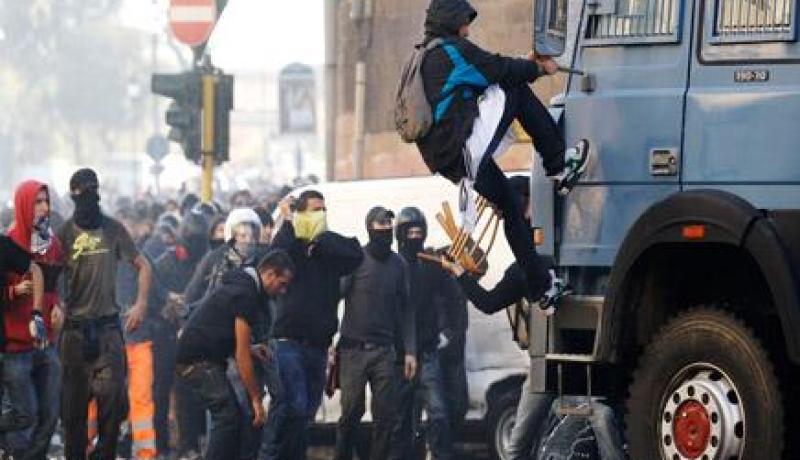 اشتباك بين متظاهرين و الشرطة في مدينة نابولي الإيطالية خلال تظاهرة احتجاجا على الضرائب