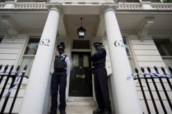 ملياردير بريطاني يتأخر في دفن زوجته شهرين