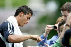 رونالدو يرفض التوقيع لفتاة عمرها 10سنوات و يتسبب في بكائها لإرتدائها قميص برشلونة