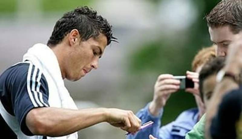 رونالدو يرفض التوقيع لفتاة عمرها 10سنوات و يتسبب في بكائها لإرتدائها قميص برشلونة