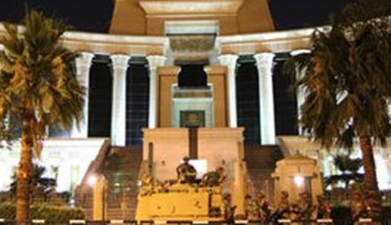 صدور قرار من المجلس العسكري بحل مجلس الشعب ومنع النواب من دخوله
