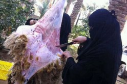 شابة سعودية تنافس الرجال وتذبح أضحية العيد بنفسها