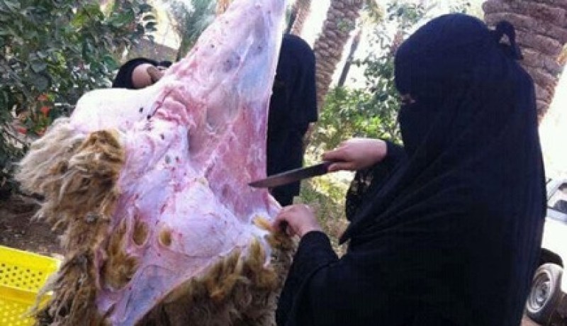 شابة سعودية تنافس الرجال وتذبح أضحية العيد بنفسها