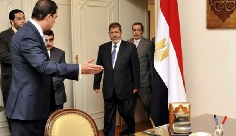 مرسي يزور مقر رئاسة مصر وينسق لحكومة جديدة