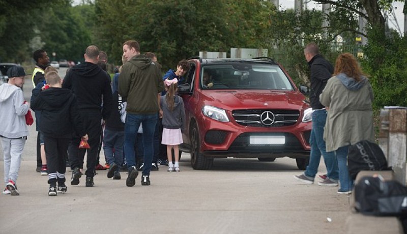 بالصور- أنصار المان يحاصرون “ماتا” و”دي خيا” بسبب ليستر!