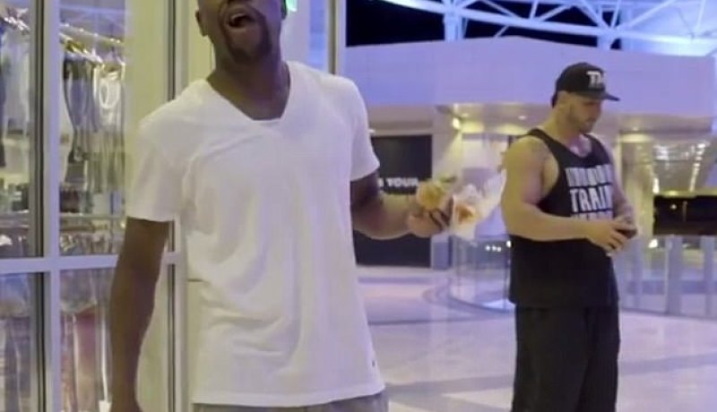 “مايويذر” يأكل “الهومبرغر” ويسخر من “ماكغريغور” قبل نزال القرن!