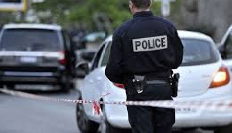 تعرض معلم للطعن من قبل شخص هتف إسم داعش في باريس