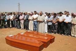 الصغير آلان الكردي يوارى الثرى في عين العرب كوباني مع أمه وأخيه