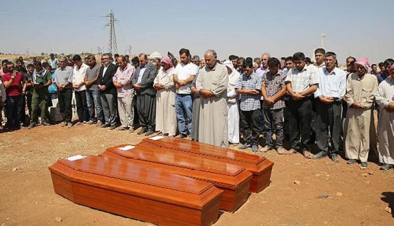 الصغير آلان الكردي يوارى الثرى في عين العرب كوباني مع أمه وأخيه