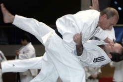 بالفيديو.. بوتين ينازل مدرب الفريق الروسي للجودو