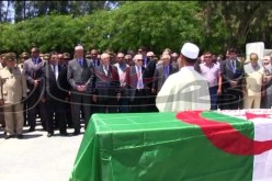 بالصور: جثمان الراحل بن عباس غزيل يوارى التراب بمقبرة العالية