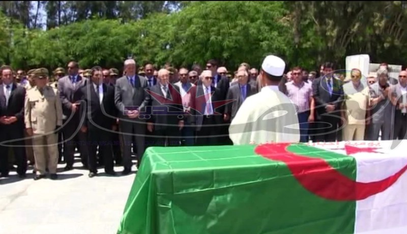 بالصور: جثمان الراحل بن عباس غزيل يوارى التراب بمقبرة العالية