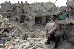 مقتل 20 سوريا في قصف جوي استهدف مستشفى في حلب