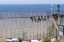 400 مهاجر يقتحمون الحدود المغربية الاسبانية في سبتة