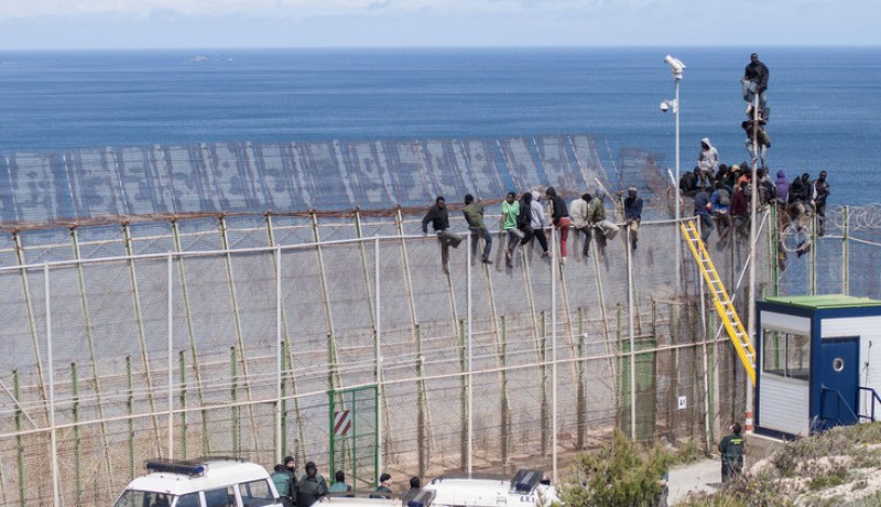 400 مهاجر يقتحمون الحدود المغربية الاسبانية في سبتة