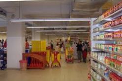 المتسوقون بمركز تجاري بالجزائر العاصمة يتبرعون بالمواد الغذائية للمحتاجين تحسبا لشهر رمضان