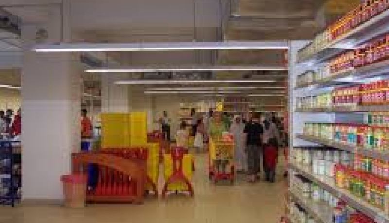 المتسوقون بمركز تجاري بالجزائر العاصمة يتبرعون بالمواد الغذائية للمحتاجين تحسبا لشهر رمضان