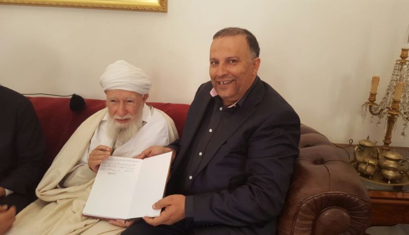 نجل العلاّمة الشيخ آيت علجت يُطمئنُ الجزائريينَ على صِحَّة والِدهِ