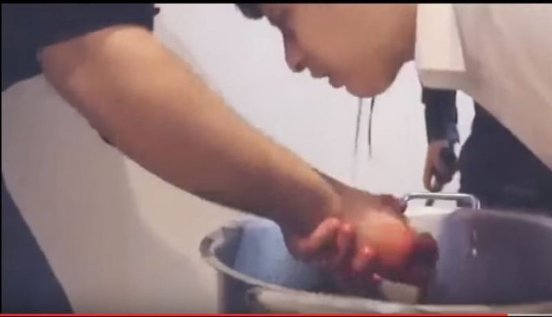 بالفيديو سعودي يذبح ابنه لحسن كرم ضيافة أصدقائه