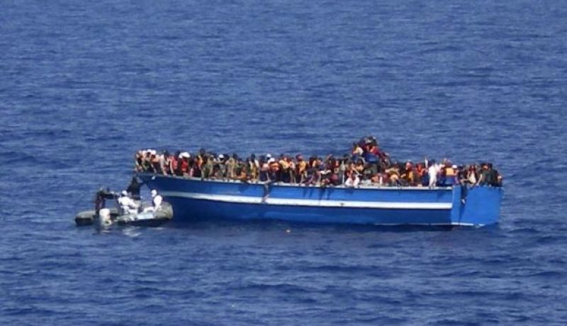 إنقاذ 700 مهاجر غير شرعي قبالة السواحل الليبية