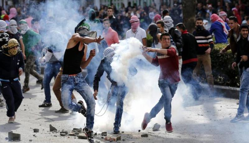 إصابة عشرات الفلسطينيين فى مواجهات مع الاحتلال عقب تشيع الجثامين بالخليل