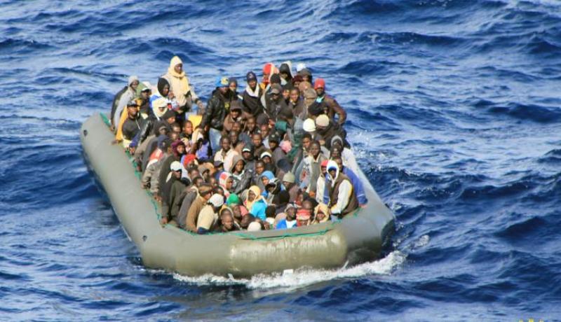 البحرية الليبية تنقذ أكثر من مائة مهاجر غير شرعي قبالة سواحل طرابلس