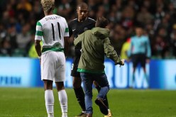 بالصور ..مناصر يقتحم الملعب و يعتدي على “مبابي”