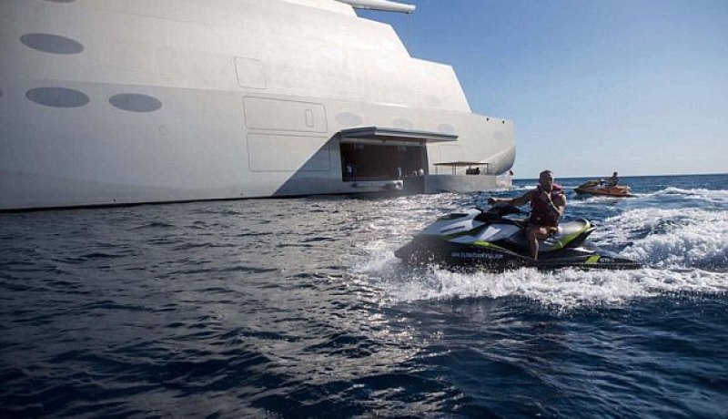 بالصور..”ماكريغور” يستمتع بأغلى “يخت” في العالم