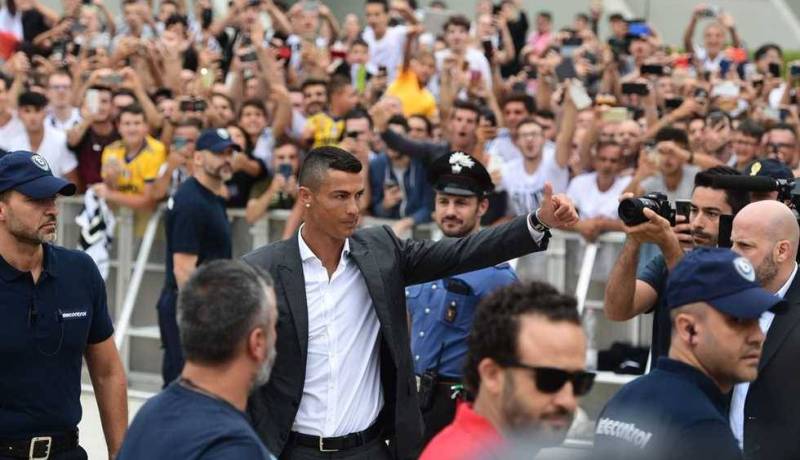 بالفيديو.. رونالدو  يحتفل بإنضمامه للسيدة العجوز ويغني “يوفي.. يوفي..”