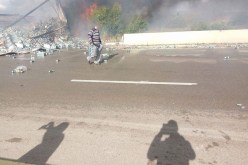 بالصور.. حريق يلتهم شاحنة لنقل الخمور وبعض المارة يسطون على علب الجعة