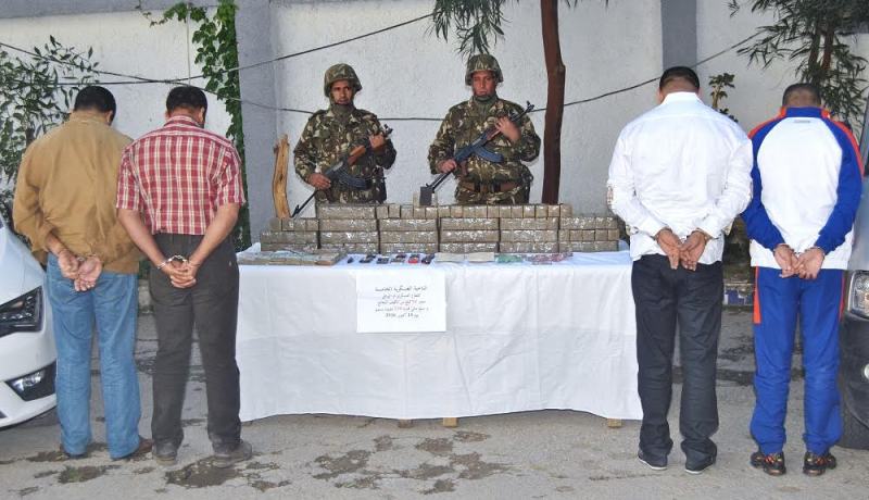 بالصور توقيف 4 بارونات في أم البواقي وحجز 94 كلغ من الكيف ومبلغ مالي