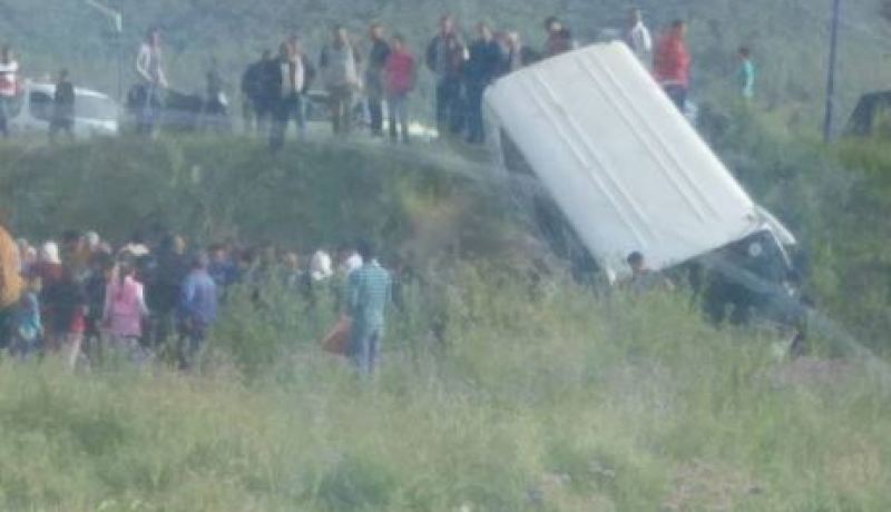 بالصور والفيديو .. إنقلاب حافلة بركابها ببلدية وادي لعنب في عنابة