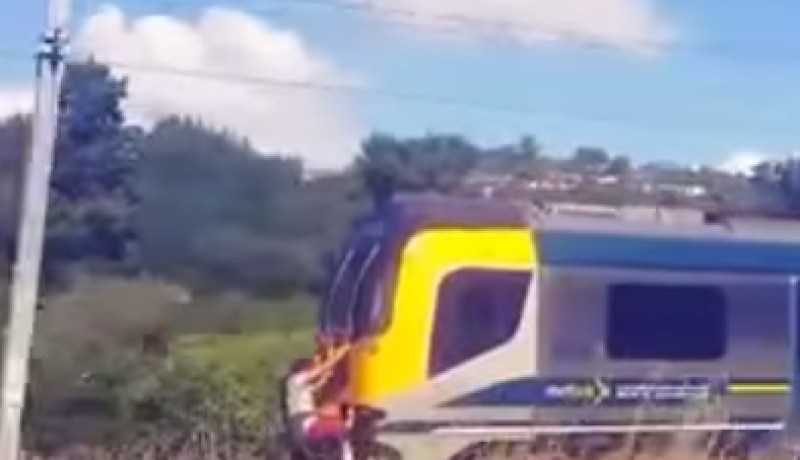 فيديو مثير لشابين يتمسكان بقطار يسير بسرعة 110 كلم