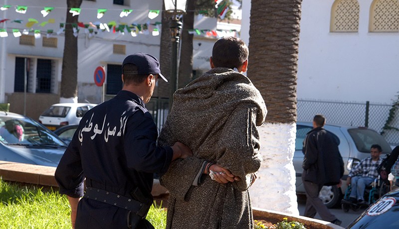 شاب يتسلل إلى منزل شرطية.. يخنقها بوسادة ويكبل يديها لتنفيذ عملية سرقة في العاصمة