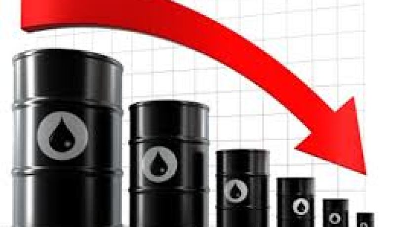 أسعار النفط تواصل الهبوط وسط بيع واسع النطاق في السلع الأولية