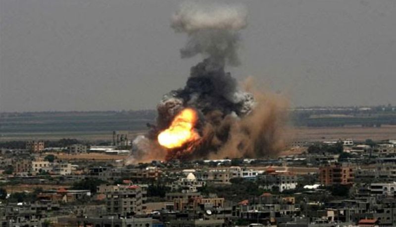 إصابة فلسطيني وتضرر عدد من المنازل جراء قصف طائرات الإحتلال الإسرائيلي لقطاع غزة