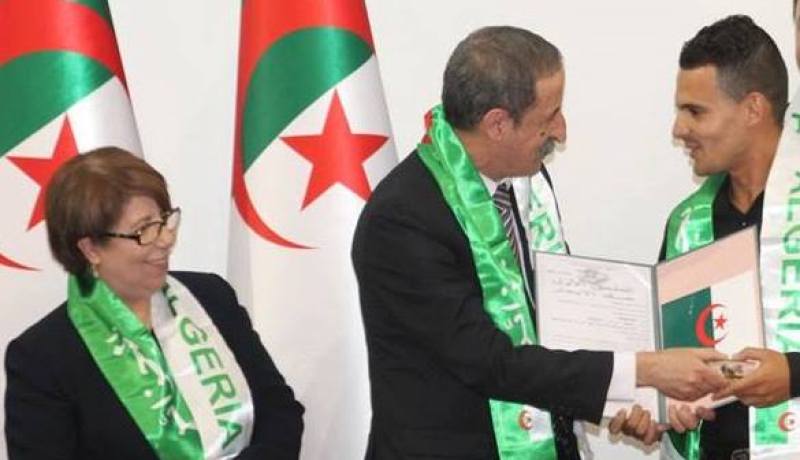 بالصور.. وزير الإتصال يشرف على تسليم مفاتيح السكن والإعانات الريفية لـ3294 مستفيد