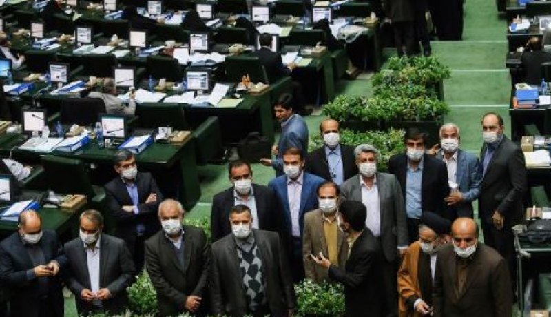 نواب ايرانيون يضعون اقنعة واقية احتجاجا على التلوث