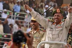 البشير ووزير دفاعه يرقصان عقب إصدار المحكمة الجنائية الدولية مذكرة اعتقال بحق الوزير