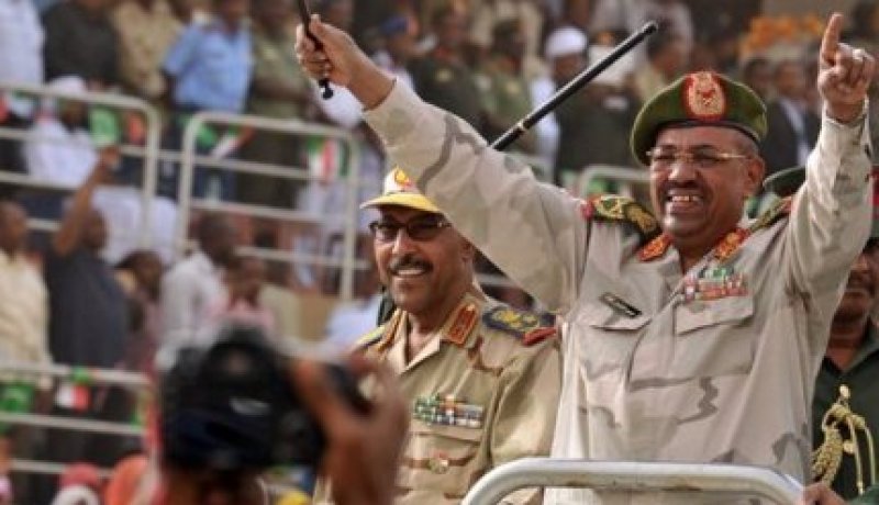 البشير ووزير دفاعه يرقصان عقب إصدار المحكمة الجنائية الدولية مذكرة اعتقال بحق الوزير