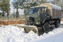 بالصور.. الجيش يزيح الثلوج من المسالك المرورية بسيدي بلعباس