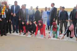 بالصور.. وزيرة البيئة تشارك في سباق النظافة رفقة الطالبات