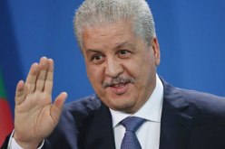 سلال يلتقي بأفراد الجالية الجزائرية المقيمة بتونس