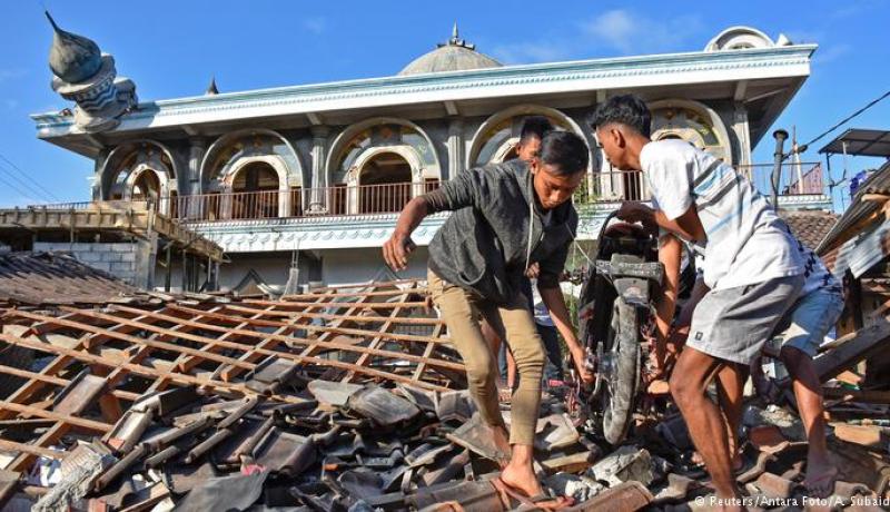 زلزال يضرب جزيرة سولاويسي بإندونيسيا