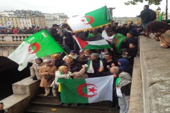العلم الفلسطيني لتذكّر مجازر فرنسا في باريس