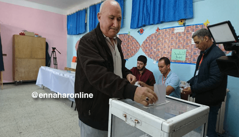بالصور ..وزير الفلاحة السابق يدلي بصوته الإنتخابي ببوشاوي