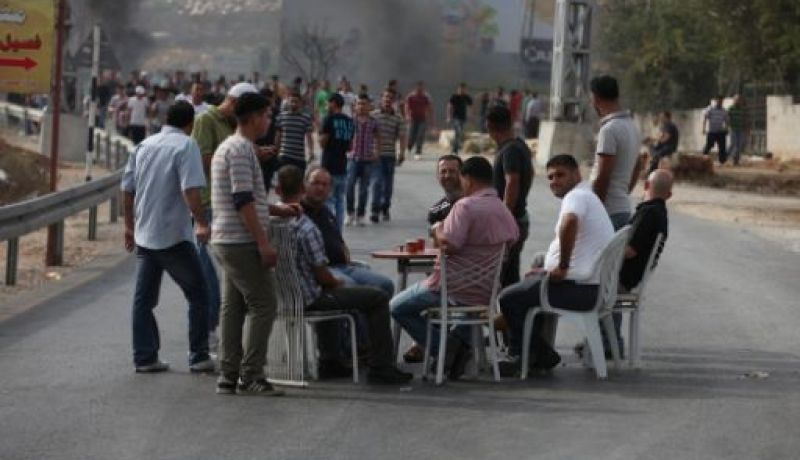 موظفو السلطة الفلسطينية في الضفة الغربية يضربون عن العمل